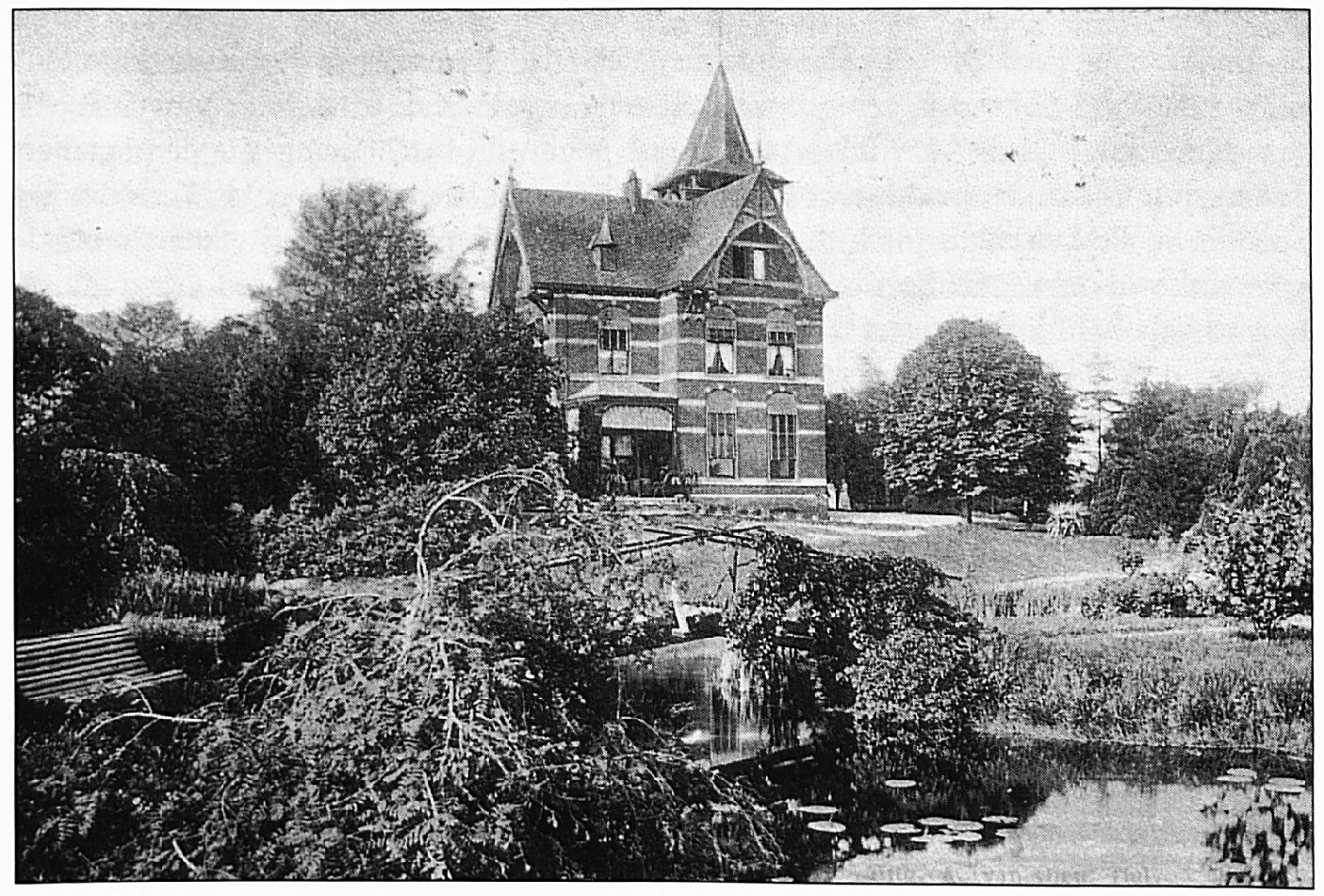 De Hoogen Kamp, een statig huis, omgeven door een schitterend park. De naam "De Hoogen Kamp" komt o.a. al voor in de registers van de bezittingen van de kloosters. Het is niet duidelijk, of er toen al bebouwing was op deze plaats.