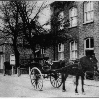 RIn 1851 trad er een nieuwe gemeentewet in werking.  De gemeente Wamel was geboren, bestaande uit Wamel en Leeuwen. Boven Leeuwen en Beneden Leeuwen bestonden toen nog niet. Een stukje gemeentegeschiedenis ziet u ook in het hoofdstuk over het onderwijs, omdat ook de gemeente daar een belangrijke taak had. Dit hoofdstuk gaat over de bestuurlijke geschiedenis van de gemeente Wamel tot de opheffing daarvan. Na een fusie ontstond er een nieuwe gemeente Wamel. Toen koos het nieuwe gemeentebestuur ook een nieuwe naam: West Maas en Waal…