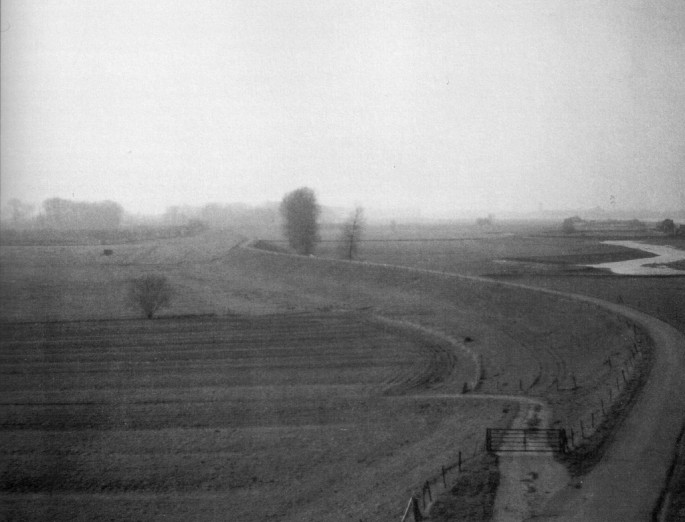 Rechts liggen de rivieren en de uiterwaarden, links het dorp op de oeverwallen en verder naar links de polder.