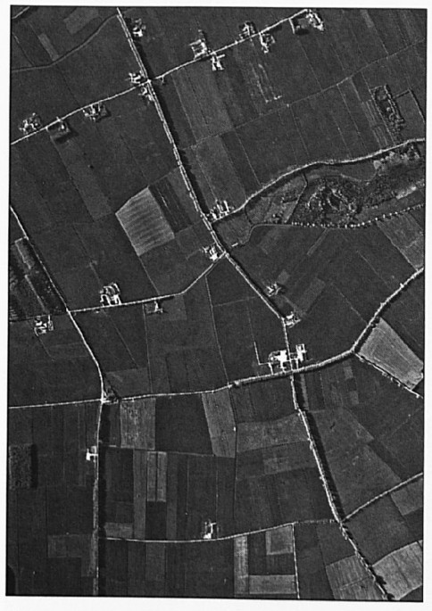 De grootste verandering in meer dan 1000 jaar, onbewoonbaar gebied is bewoonbaar gemaakt... Links de Nieuweweg, de eerste weg rechts is de Hoevenstraat. Rechts ziet men de Hommelstraat.