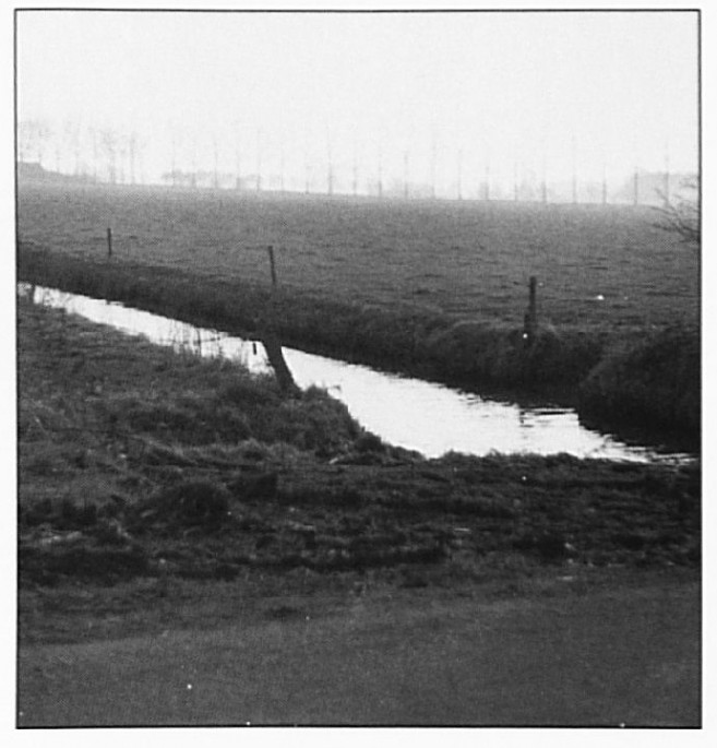 Deze foto werd genomen in de Kwadenaar(d)straat. Langs deze wetering liep vroeger de "Blinde Steeg".