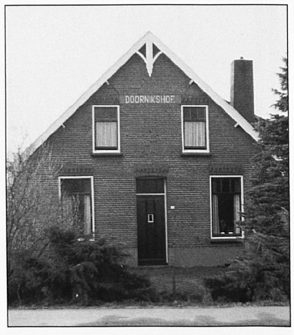 De boerderij "Doornikshof aan de Van Heemstraweg hemelsbreed ongeveer 500 meter ten westen van de straat "De Doornik".