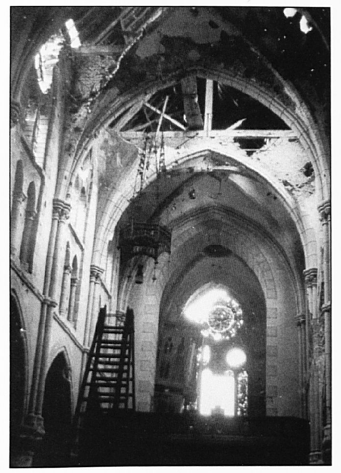 Dit bleef er over van het prachtige interieur van de kerk. Deze foto is genomen vanaf het altaar naar het koor van de kerk. Links hangt het orgel scheef aan de muur.